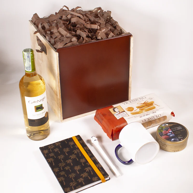 Caja con botella de vino gato negro, agenda, mug, galletas, esfero y dulces ingleses.